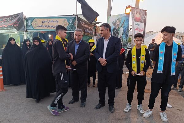 خدمت‌رسانی دانش‌آموزان و فرهنگیان شهرستان اسلام آباد غرب در مواکب اربعین حسینی