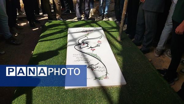 ادای احترام دانش آموزان پایه دهم  دبیرستان شاهد ابوذر غفاری به مقام شامخ شهدا