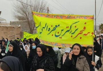 حضور پرشور دانش‌آموزان مدرسه شهدای حیدرخانی ۲ منطقه کوهنانی در راهپیمایی 22 بهمن 
