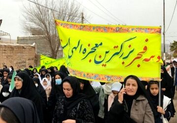 حضور پرشور دانش‌آموزان مدرسه شهدای حیدرخانی ۲ منطقه کوهنانی در راهپیمایی 22 بهمن 