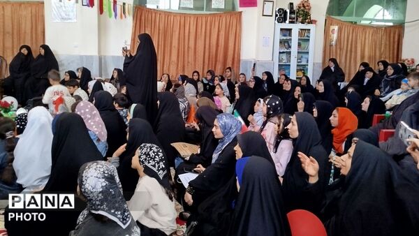 حضور پرشور بانوان و کودکان دهه نودی در مراسم یادبود شهدای مینابی 