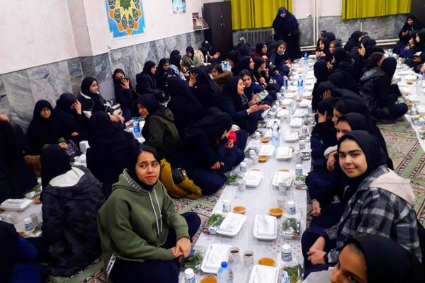 برگزاری مراسم افطار در مدرسه حضرت زینب ناحیه یک ری