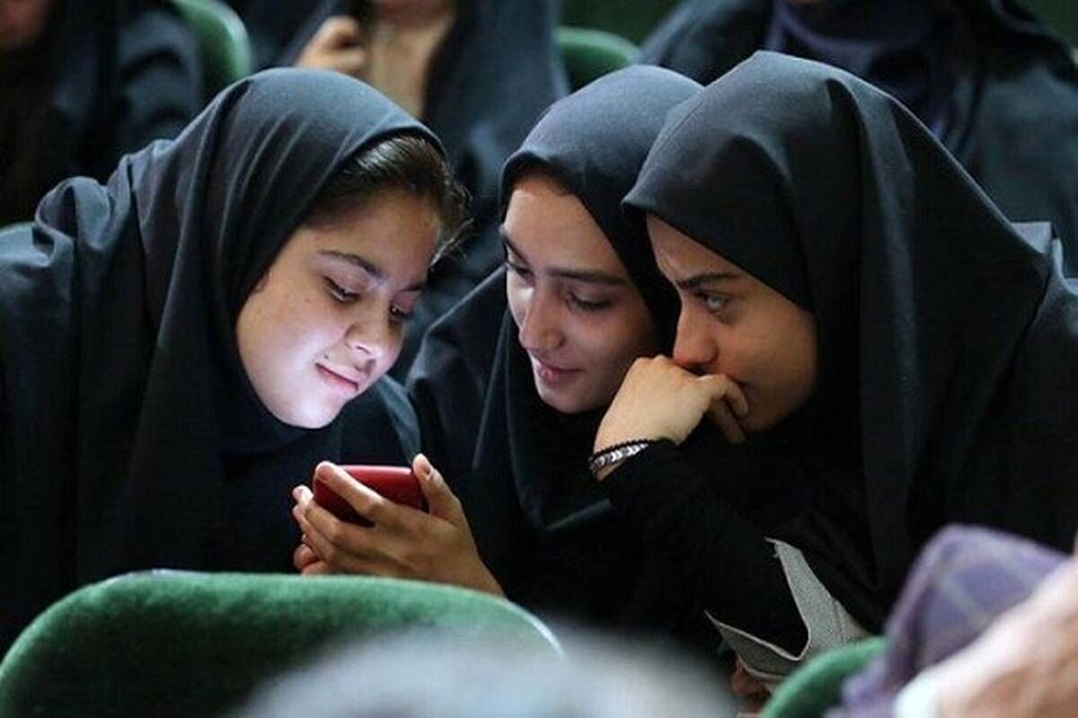 والدین و معلمان نقش مهمی در مدیریت استفاده دانش‌آموزان از فضای مجازی دارند