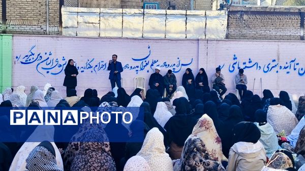 نماز جماعت باران در آموزشگاه شهید فتحی‌پور ناحیه یک شهرستان بهارستان