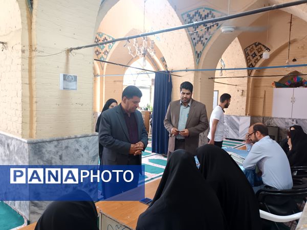 حضور مسئولان، مردم و رای اولی‌های چناران پای صندوق‌های رای در میدان انتخابات 