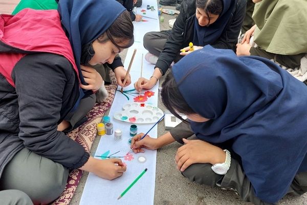 نمایشگاه دست سازه‌های دانش‌آموزان مدرسه شهید شرافت بهارستان‌دو