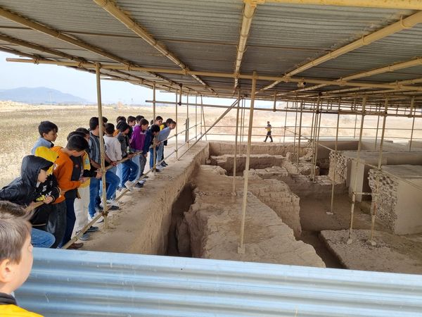 بازدید دانش‌آموزان دبیرستان نمونه دولتی پژوهش آشخانه از محوطه تاریخی ریوی