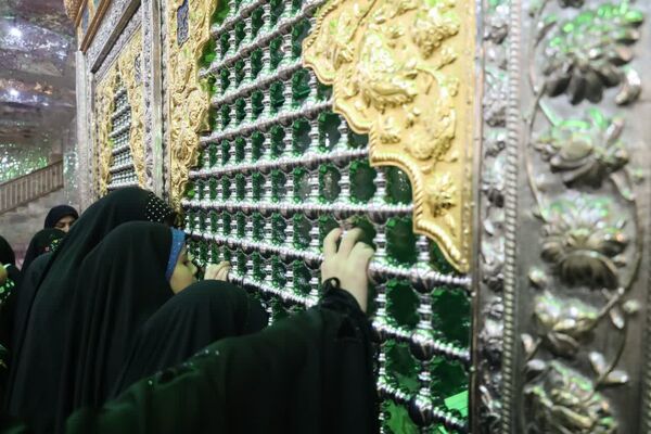  دورهمی دختران با قرائت سوره مبارکه فتح در رواق دارالذکر سومین حرم اهل بیت (ع)