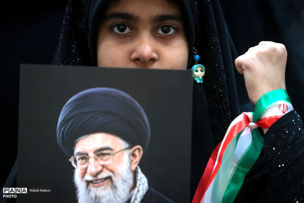 برگزاری همایش بزرگ جمع‌خوانی دانش‌آموزان با اجرای سرود و نوحه حماسی «باید برخاست» -2