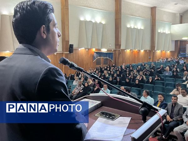 تجلیل از برترین‌های آموزشی و پرورشی دبیرستان نمونه آیت‌الله خامنه‌ای کاشمر