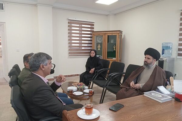 اقامه نماز جماعت در دبیرستان هجرانی پردیس به امامت امام جمعه شهرستان