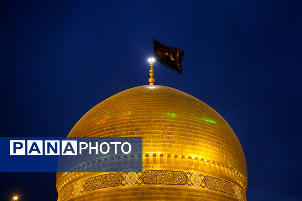 اهتزاز پرچم عزای سیدالشهدا(ع) بر فراز گنبد حرم حضرت معصومه(س)
