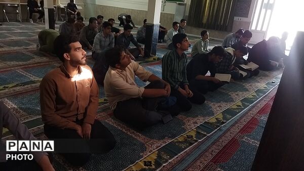 تصاویری از قرائت های قرآن بعد از نماز ظهر و عصر در دبیرستان شاهد ابوذر غفاری نیشابور 