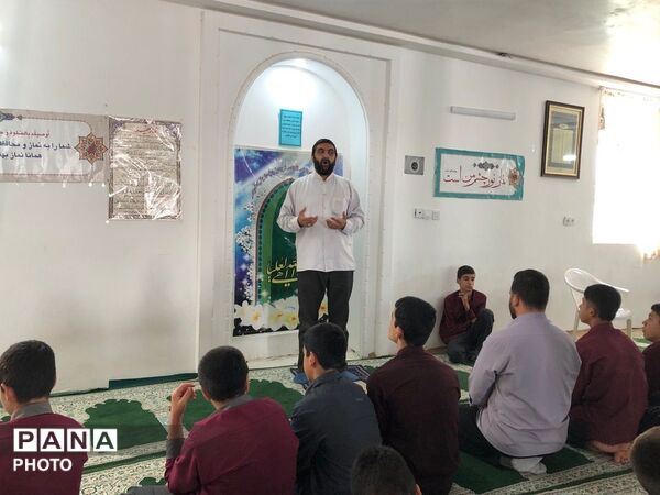 مراسم نماز جماعت دانش‌آموزان در دبیرستان میثاق