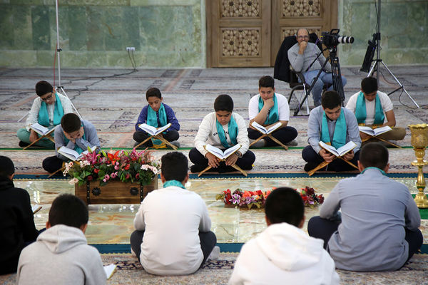 ترتیل خوانی دانش‌آموزان در حرم حضرت معصومه(س)