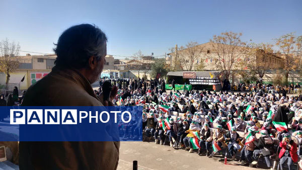 انس و ارادت دانش‌آموزان مدارس ناحیه یک قم به شهید گمنام