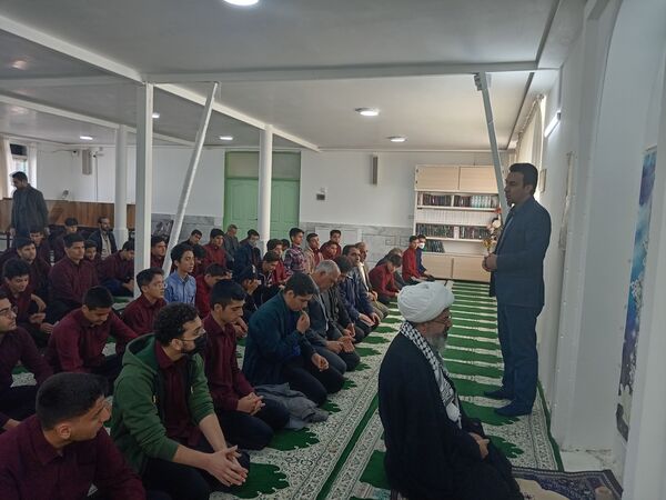 اقامه نماز جماعت به امامت امام جمعه کاشمر در دبیرستان نمونه آیت الله خامنه‌ای 