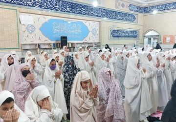  نماز جماعت دبستان مصلی نژاد در مسجدامام حسین( ع)
