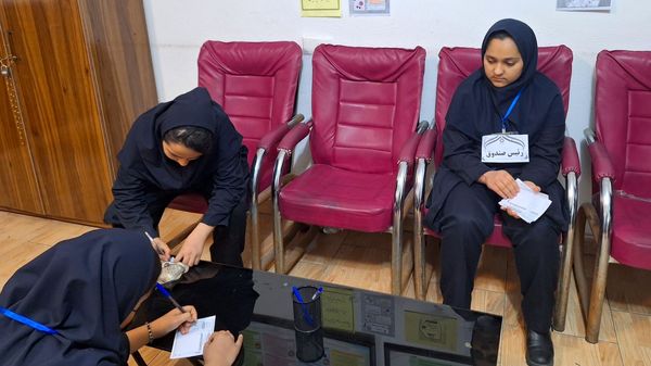  انتخابات شورای دانش آموزی در دبیرستان دخترانه قویدل