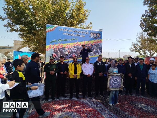هم‌قدم با خانواده به یاد حماسه‌سازان دفاع مقدس