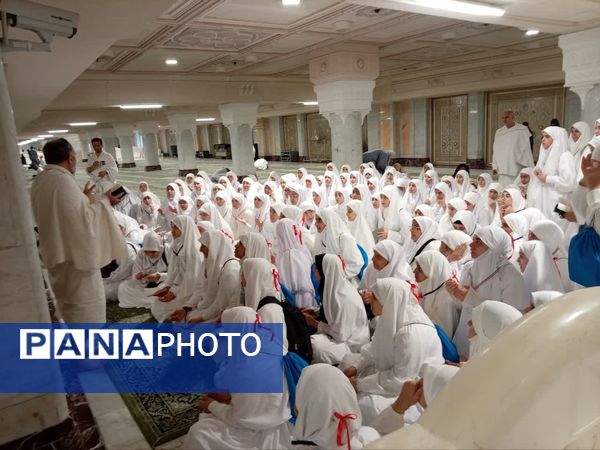 نخستین دیدار معنوی دانش‌آموزان دختر اعزامی به حج عمره با خانه خدا