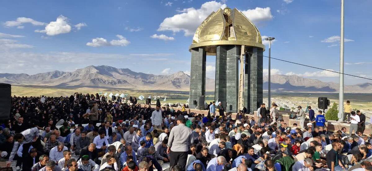 نور عرفه در تپه شهدای گمنام نورآباد طنین‌انداز شد
