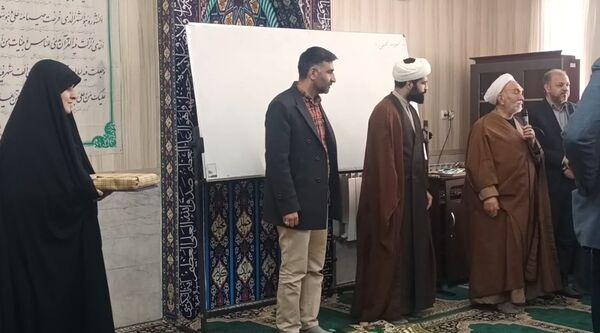 اقامه نماز جماعت در دبیرستان شاهد فاطمیه مشهد