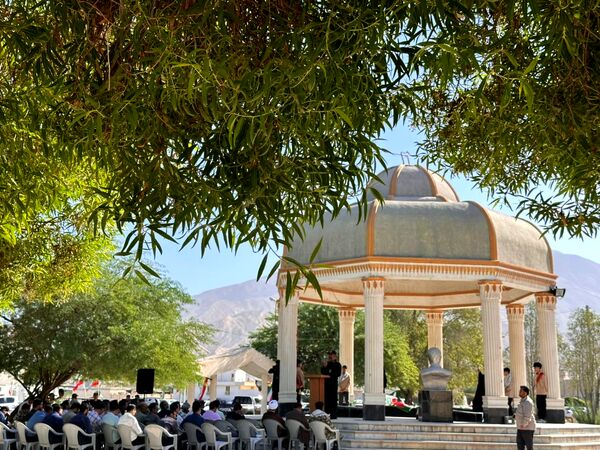 غبارروبی قبور مطهر شهدا در بستک