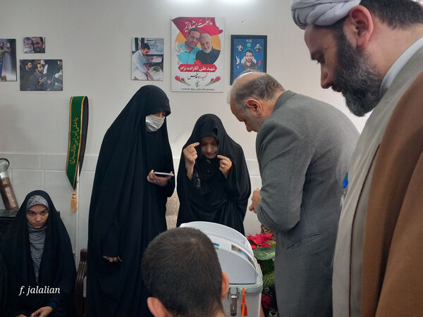 دیدار دختران رای اولی قم با خانواده شهید آقازاده نژاد