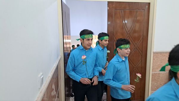 جشنِ تکلیفِ «به وقتِ میهن خدایی» دانش آموزان اشکذری همراه دستبوسی مادر