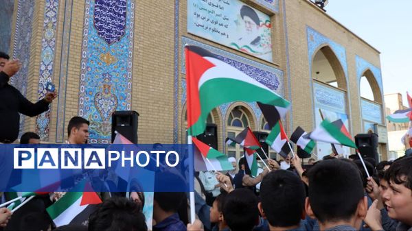  ادای احترام دانش‌آموزان و فرهنگیان شهرستان پاکدشت به مقام شامخ شهیدان مقاومت و شهید سید حسن نصرالله 