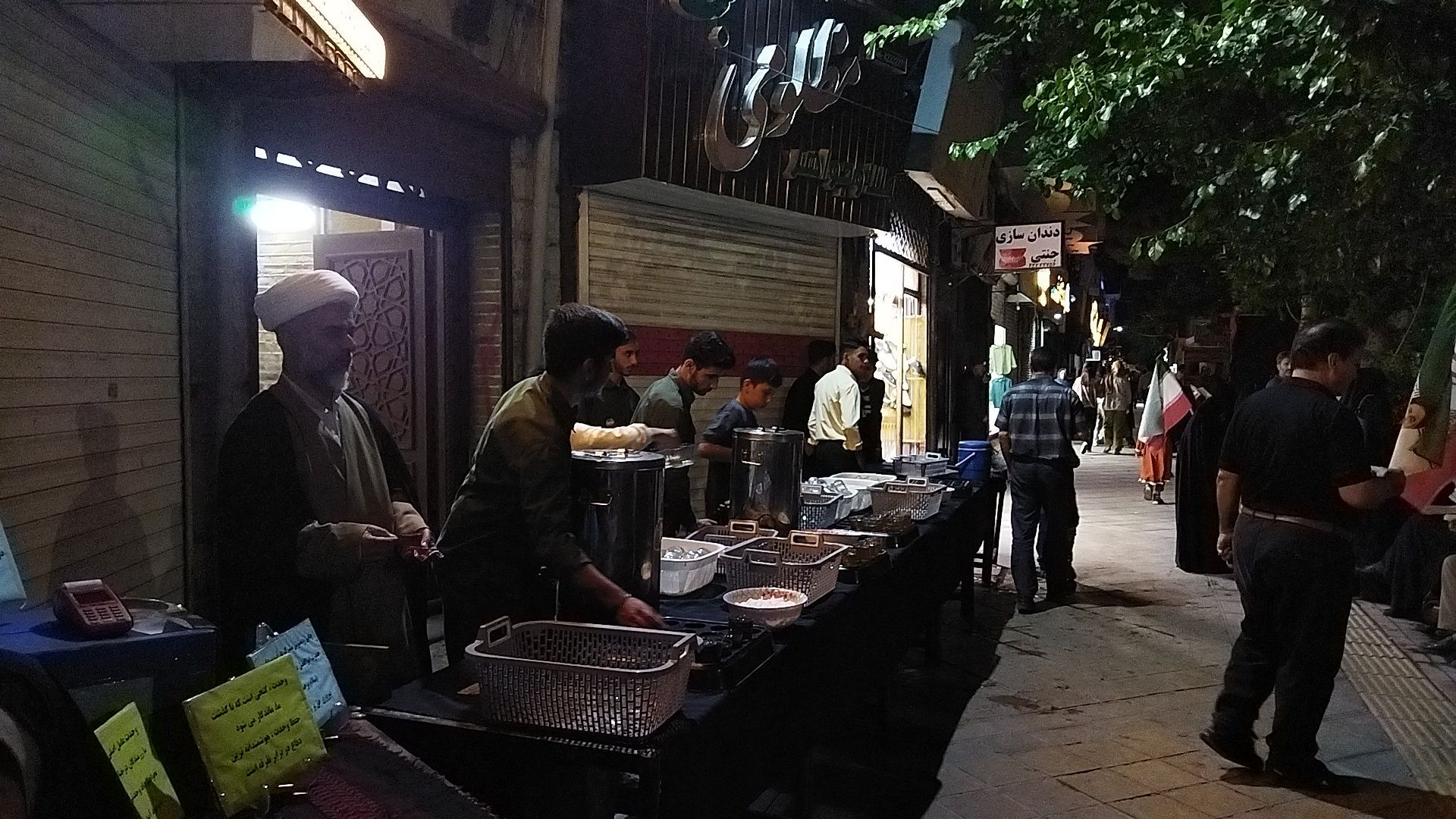 گذری بر چایخانه حوزه علمیه گلشن در هشتاد و پنجمین شب از اجتماعات مردمی نیشابور 