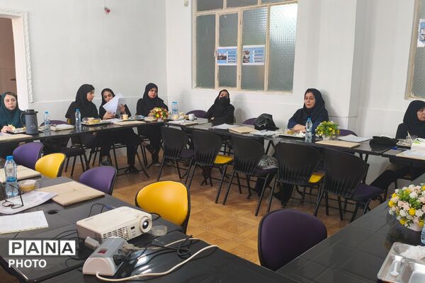 قاب‌های شهدای میناب بر درِ کلاس‌ها؛ عهد معلمان مدرسه باغچه‌بان در آغاز سال تحصیلی