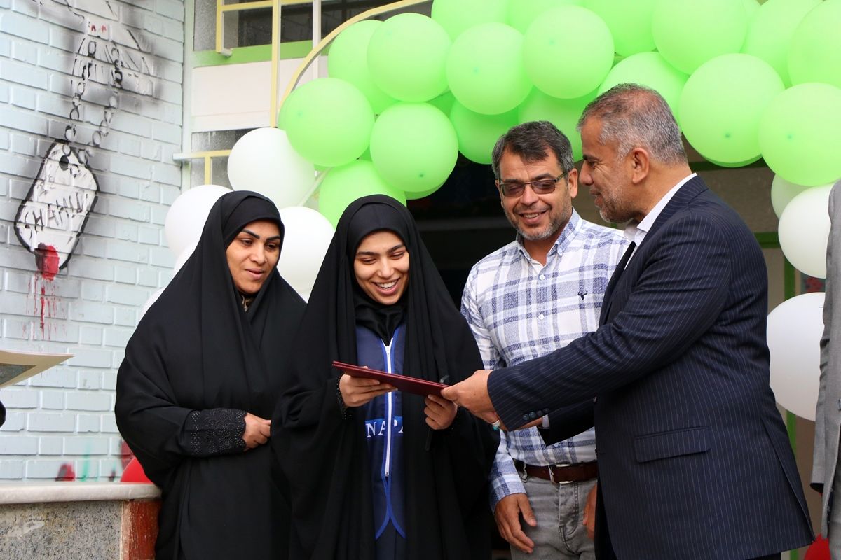 تجلیل مدیرکل آموزش و پرورش آذربایجان غربی از دانش‌آموز سخنران در نشست با رئیس جمهور