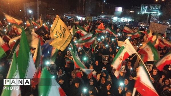 تجدید بیعت مردم نورآباد با رهبر انقلاب در پرتو پرچم متبرک امام رضا(ع)