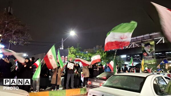 اجتماع پرشور مردم مشهد در خیابان هاشمیه با وجود بارش باران