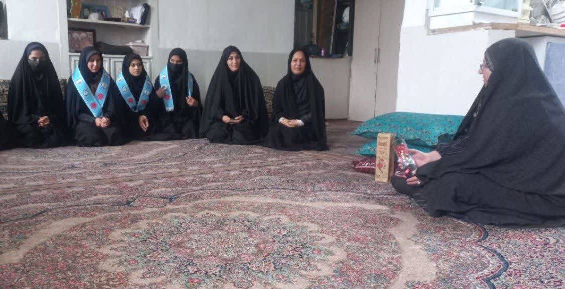 دیدار دانش آموزان آموزشگاه های شهید طاهری و عفاف شهر چنار با خانواده شهید شفیعی
