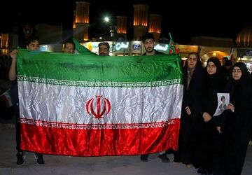 تجمع خودجوش یزدی‌ها در حمایت از آرمان‌های انقلاب