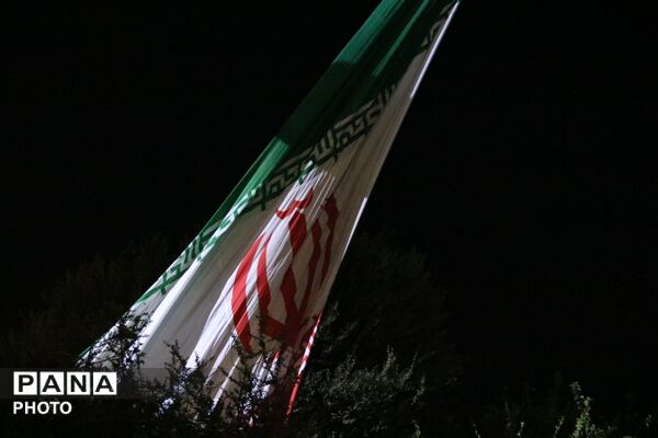 اهتزاز پرچم سه‌رنگ جمهوری اسلامی ایران در میدان امام حسین یزد 