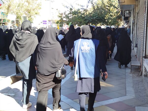 حضور پرشور دانش‌آموز خبرنگاران پانا کاشمر در راهپیمایی ۱۳ آبان