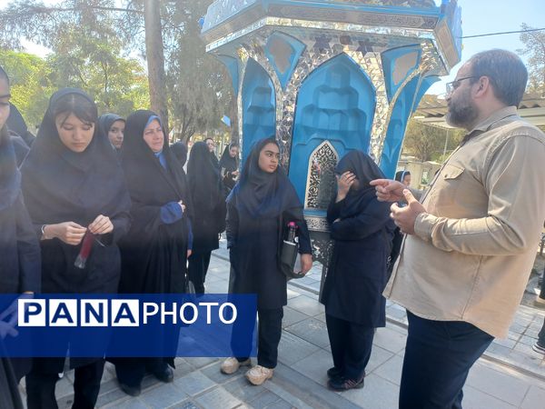 غبارروبی مزارشهدا توسط دانش‌آموزان منطقه ۱۳