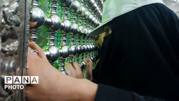 اجرای همگانی سرود «ایرانمون» توسط دانش‌آموزان البرزی در حرم امام خمینی (ره) و بهشت زهرا (س)