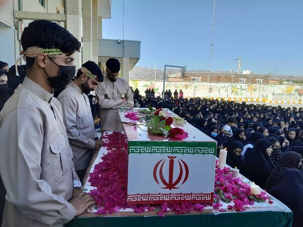 تشییع پیکر شهید گمنام بر دستان دانش‌آموزان هنرستان ابرار منوجان در ایام فاطمیه