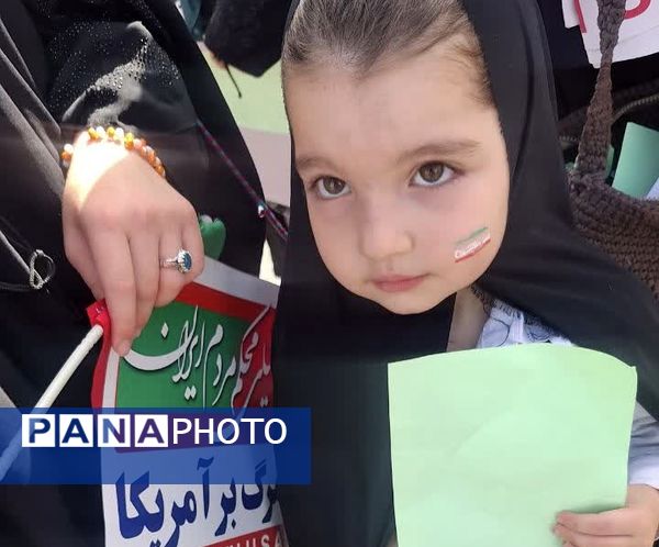 دختران آموزشگاه نوریه شهرستان جیرفت در راهپیمایی امروز