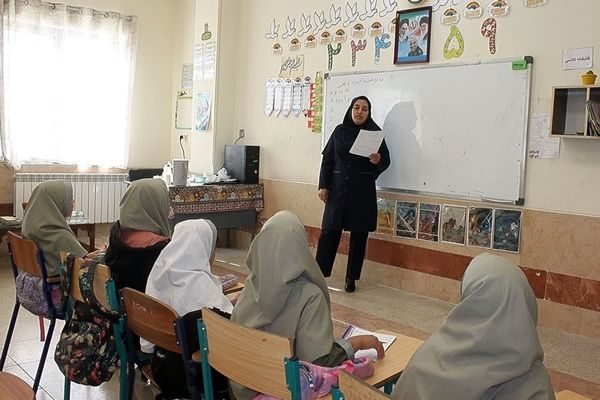 ارزیابی معلمان و انتخاب معلم نمونه در مدرسه دخترانه عارفین