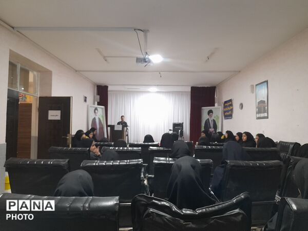بازدید دانش آموزان  آموزشگاه تکتم از نمایشگاه کانون امام خمینی (ره) 
