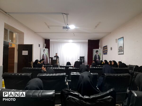 بازدید دانش آموزان  آموزشگاه تکتم از نمایشگاه کانون امام خمینی (ره) 