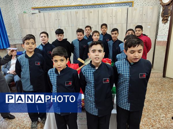 اهدای هدیه به معلمان به‌مناسبت میلاد حضرت علی (ع) و روز پدر در دبستان هیات امنایی فرهنگ