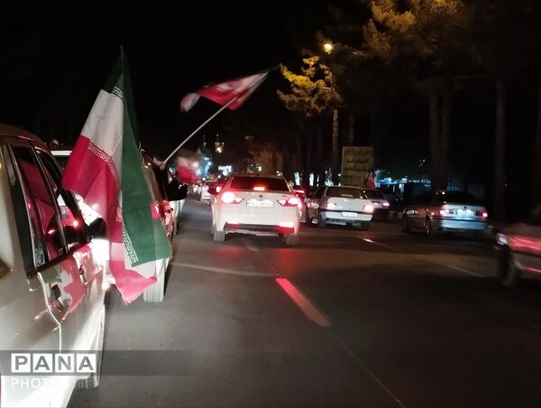 رژه ماشینی مردم کاشمر برای دفاع از میهن و بیعت با رهبر انقلاب