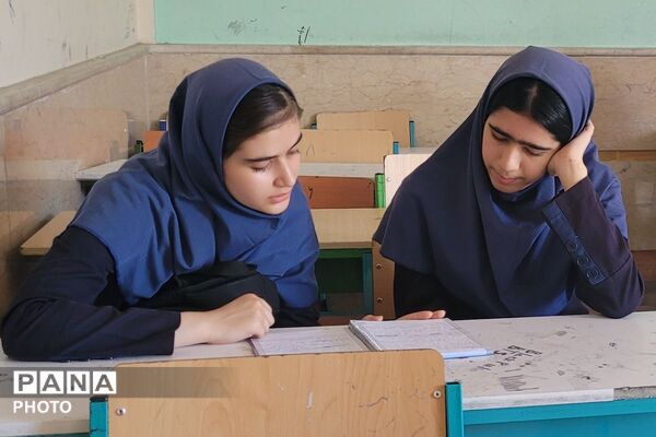 رقابت نخبگان جوان زبان خارجی در دبیرستان فرهنگ